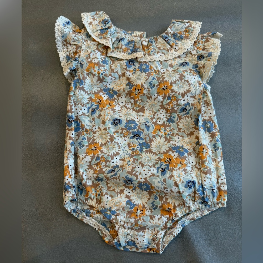 Lilou Baby Romper with Floral Pattern. Size 12 months